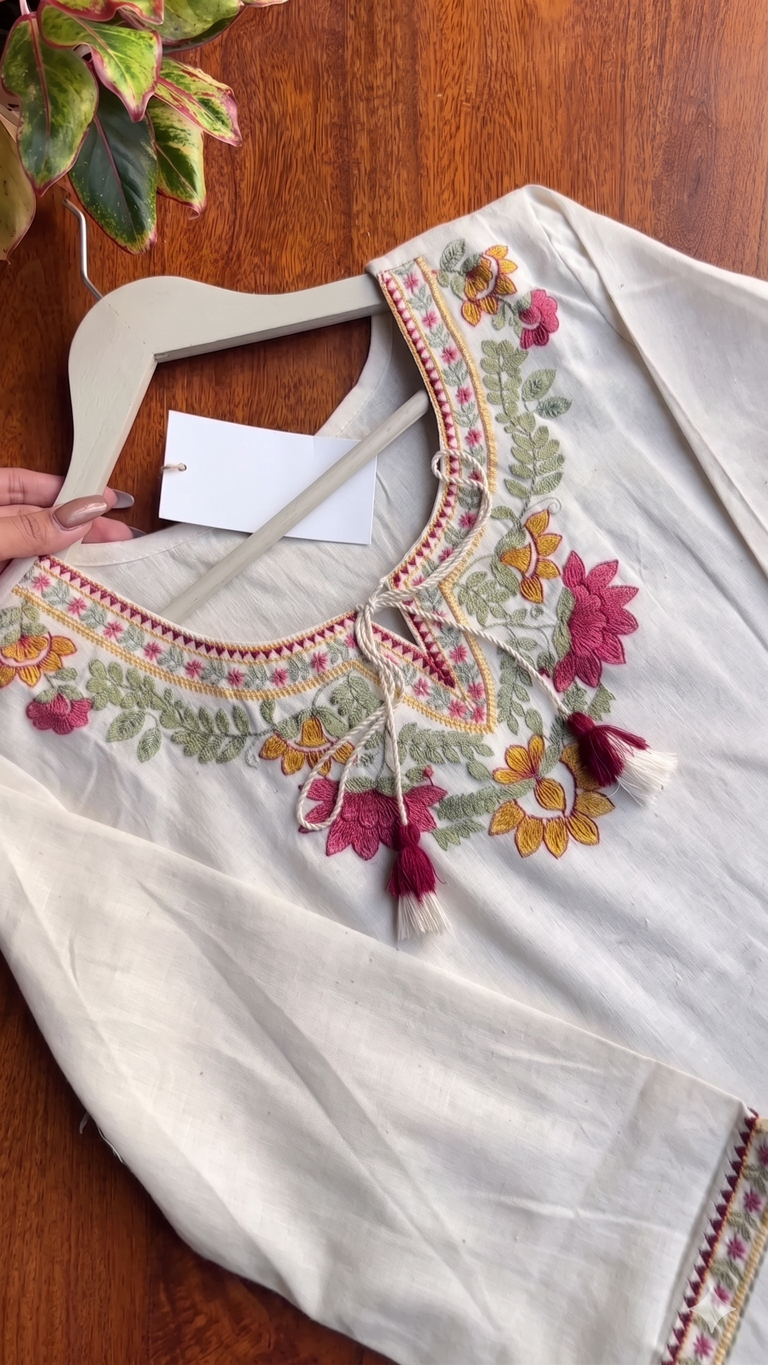 💚 Emerald Bloom Embroidered Kurta Set – Grace in Every Thread 🌸✨